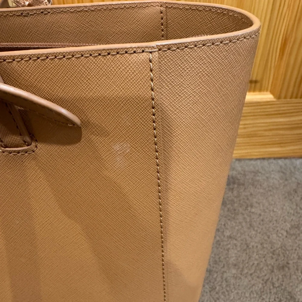 Tory Burch Caramel Leather Tote with Gold Logo - Picture 6 of 14